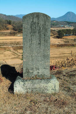 비신의 마모가 심한 조석주 묘표 이미지