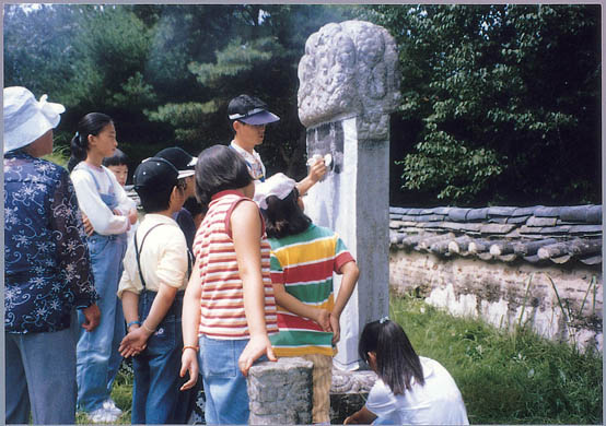 여강서학회의 탁본 실습 광경 이미지