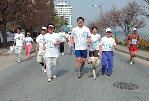 제5회 세종대왕마라톤 대회에 참여한 한국시각장애인협회 여주군지회 회원들 이미지