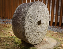 研子臼(Millstones worked by ox)